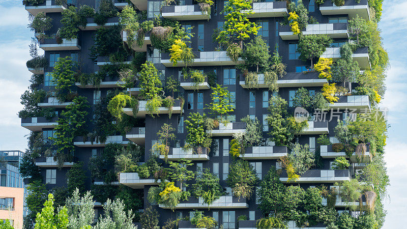 米兰,意大利。Bosco Verticale，近距离观看现代和生态的摩天大楼，每个阳台上都有许多树。现代建筑，垂直花园，带有植物的露台